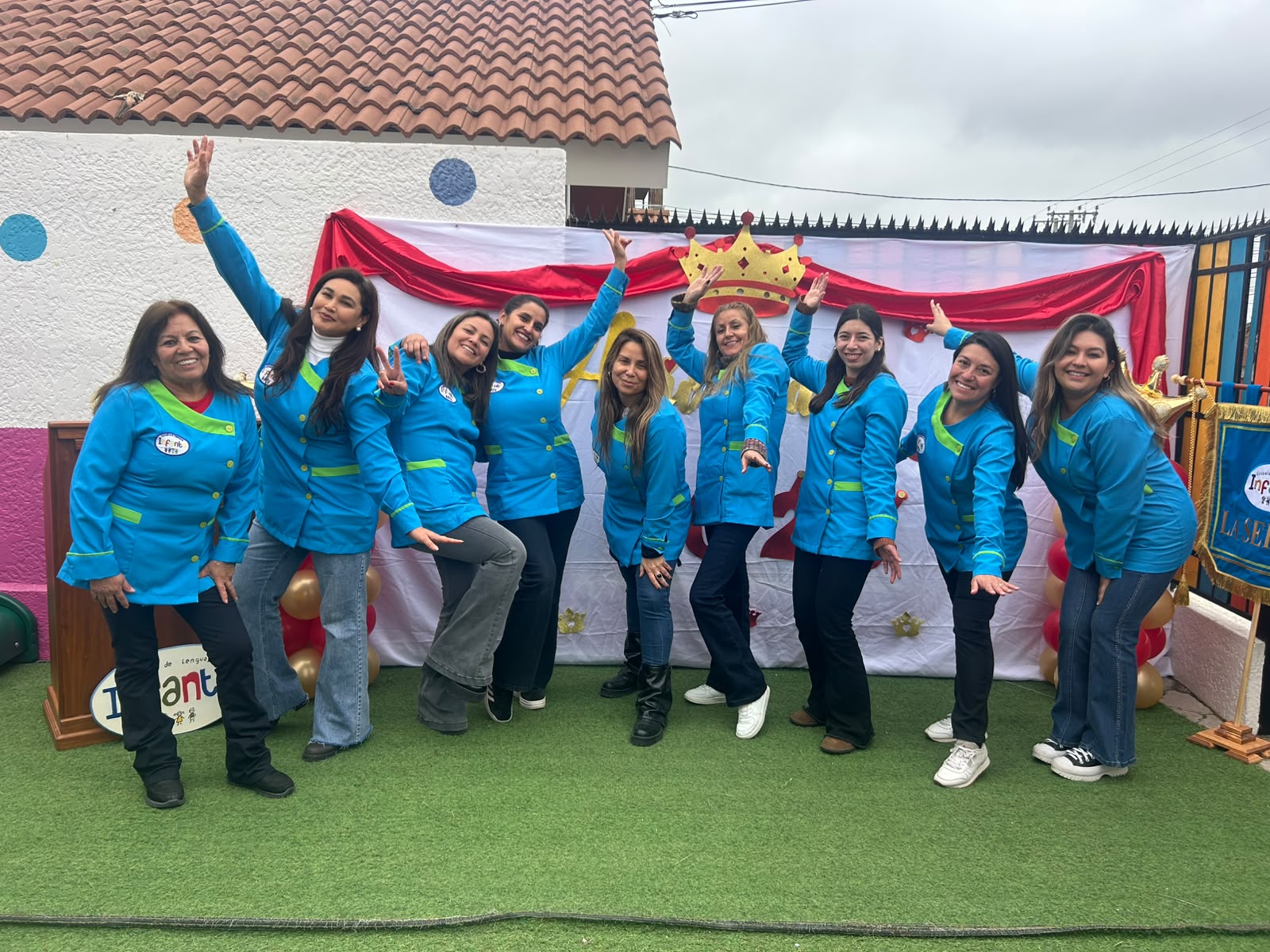 Equipo humano de Infante Sonrisa compartiendo un momento alegre